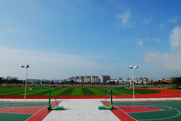 福田区新莲小学 250米透气式塑胶田径场、2片篮球场